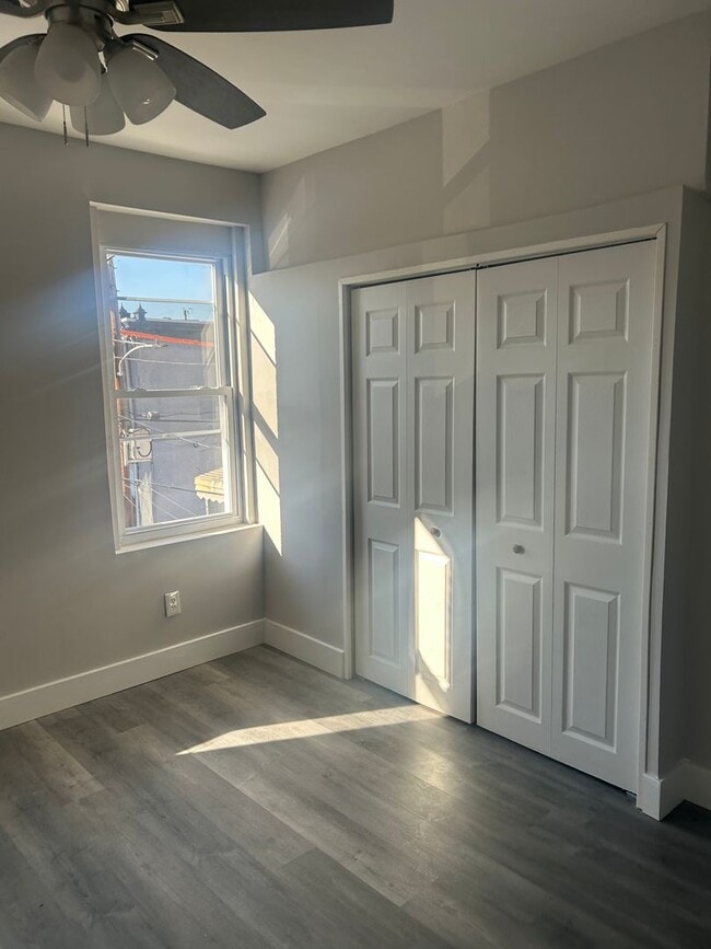 Building Photo - 3BR 1,5 bath Only with 3 Br pha voucher