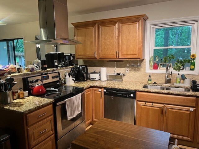 Kitchen - 1000 Cheviot Ave