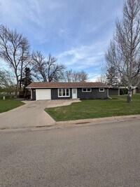 Building Photo - 3 Bedroom Home