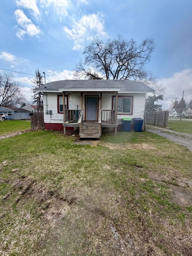 Building Photo - 2 bed, 1 Bath: Updated Inside!