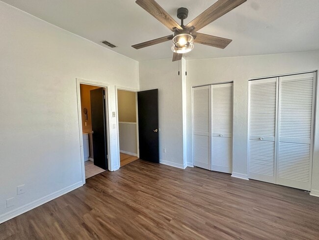 Building Photo - Spacious 2BR/2.5BA Townhome in Mill Run