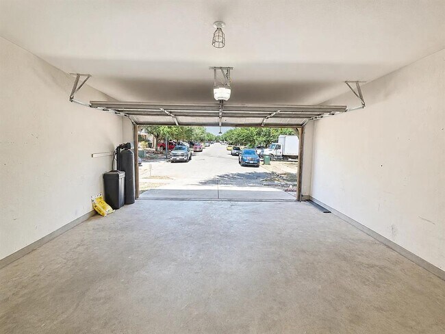 Building Photo - 3101 Barksdale Dr