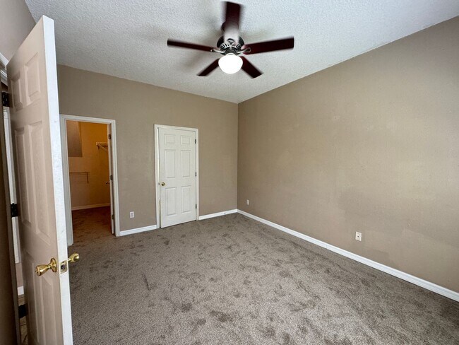 Building Photo - 5 Bedroom Townhome in Avalon Park! TESLA CHARGER INCLUDED!