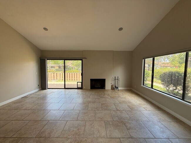 Building Photo - Beautiful Single Story Foxenwood Townhome in Orcutt with Easy Access to VSFB