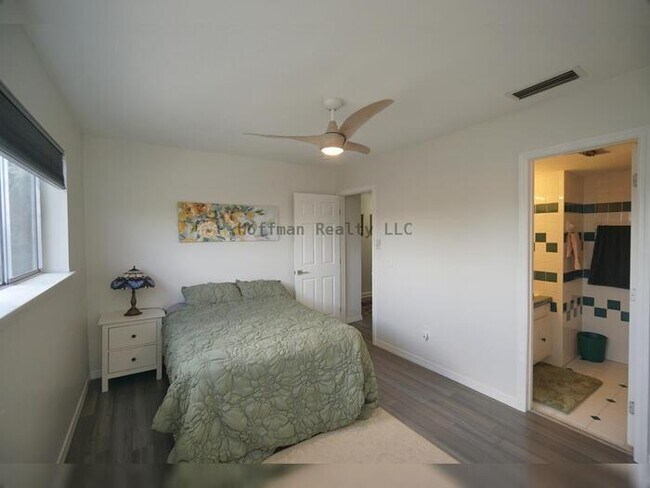 Building Photo - Waterfront 2BR Condo with Private Garage and Water Views in Tampa