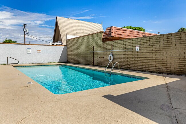 Building Photo - "Charming 1-Bedroom Townhouse in Phoenix –...
