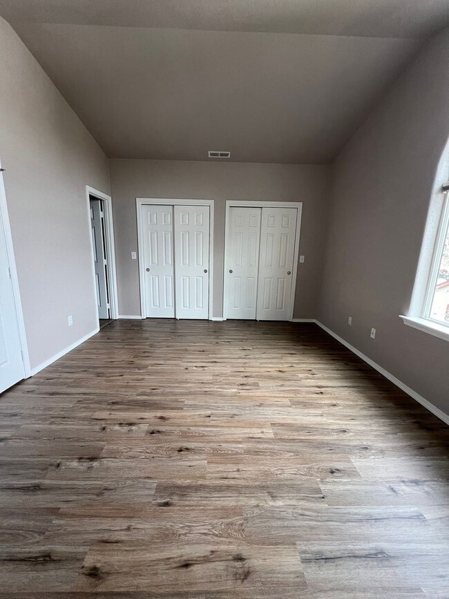 Building Photo - 3 Bedroom, 2.5 Bathroom Townhome - Close t...