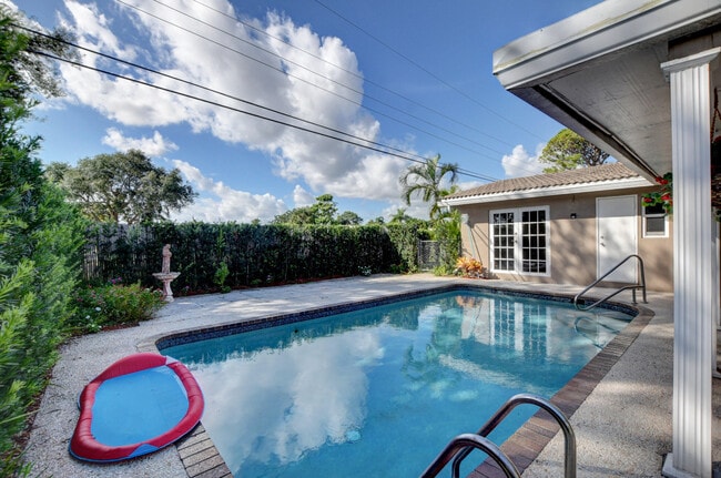 Building Photo - 1010 SW 1st St