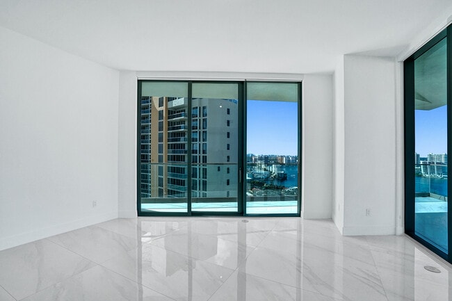 Building Photo - 18975 Collins Ave