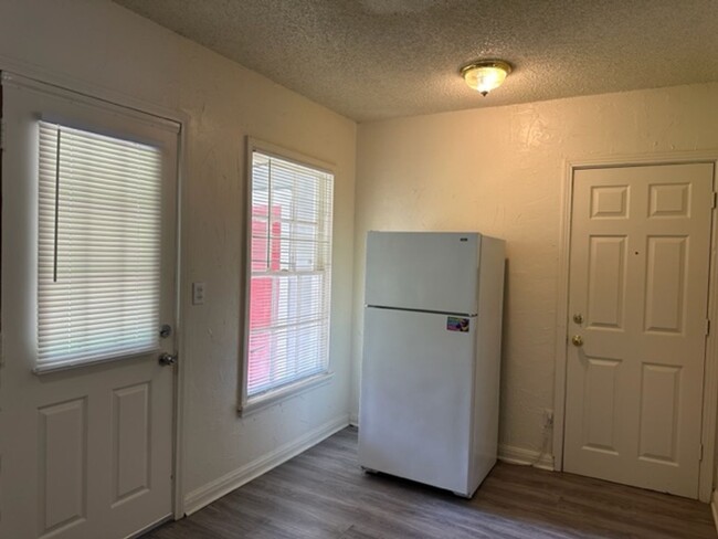 Building Photo - Charming 2 Bedroom. 1 Full Bath Home in We...