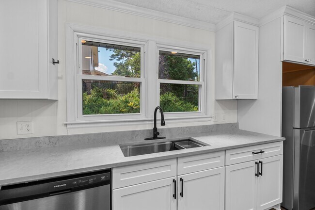 Building Photo - 4003 Rockbridge Rd