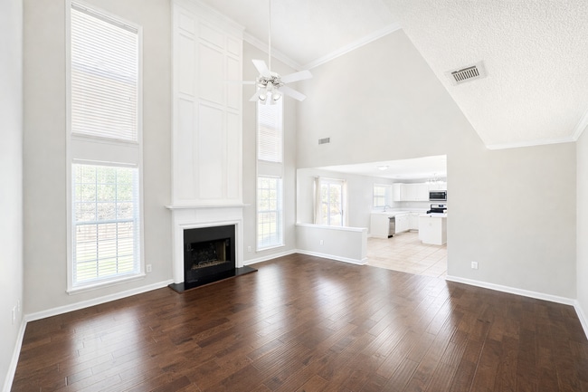 Building Photo - Spacious Home with Open Layout in Prime Johns Creek Location