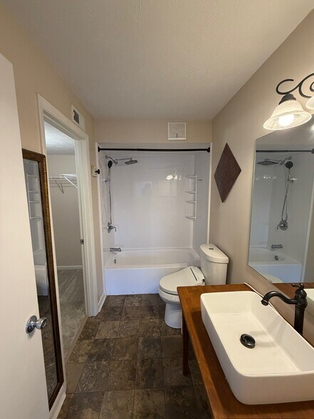 Master Bathroom - 533 Aspen Glen Dr