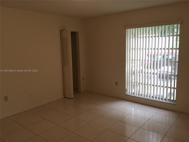 Building Photo - 10808 N Kendall Dr