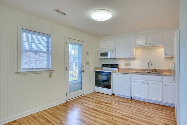 Building Photo - Waterfront Cottage - Newly Renovated!