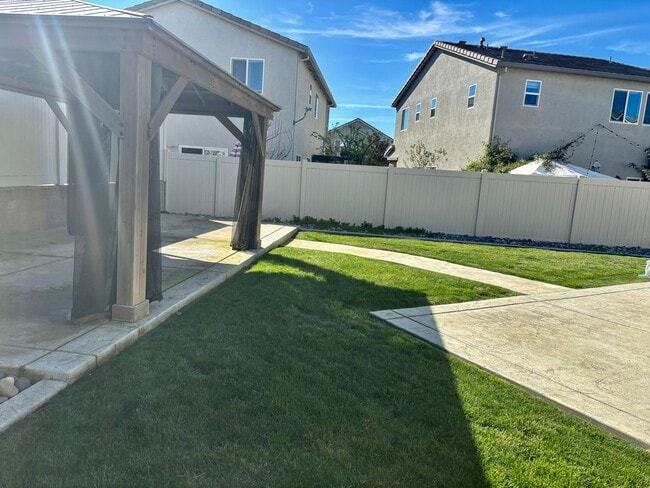 Building Photo - Stunning Natomas 4/2.5.  Backyard is AMAZING!  Please read ad for viewings!