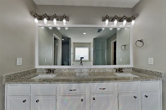 Building Photo - 2211 Pincher Creek Dr