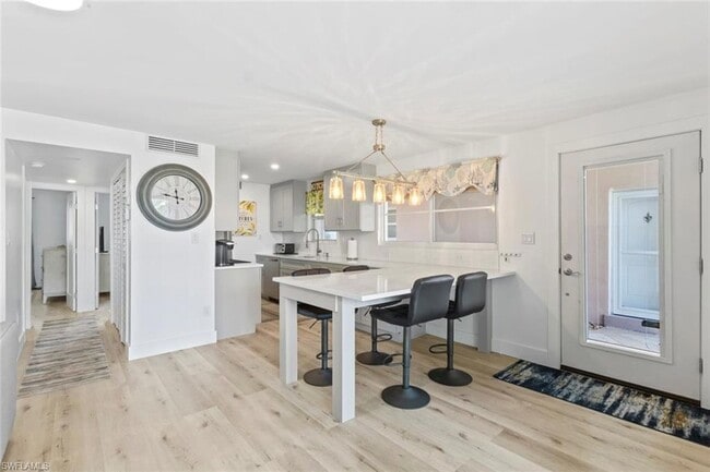 Building Photo - 1910 Gulf Shore Blvd N