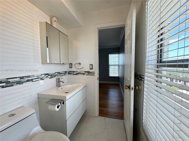 Building Photo - 1300 Alton Rd