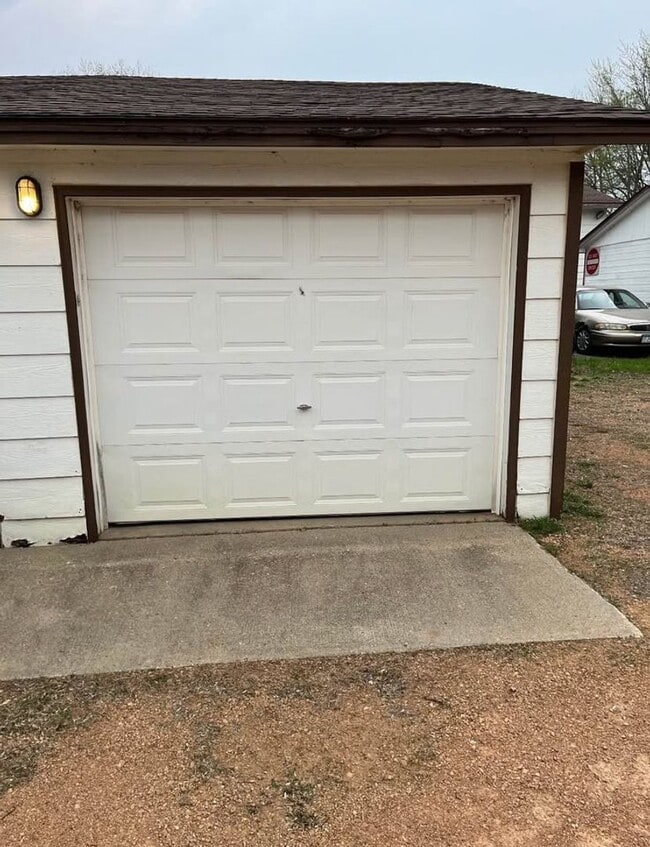 Building Photo - 425 Hillside Dr