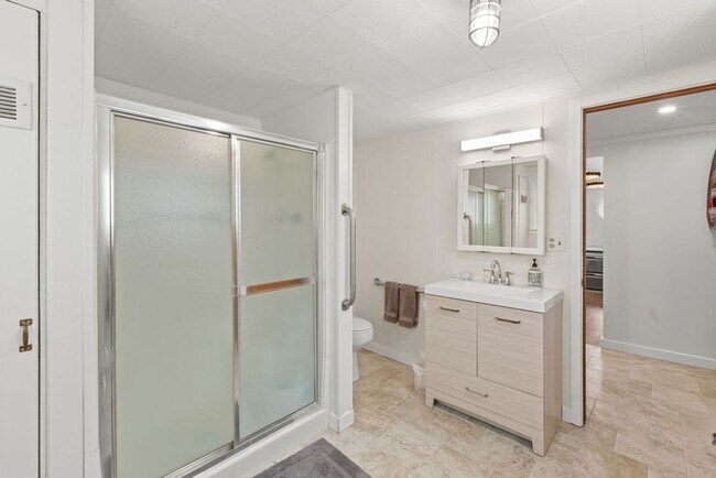 Building Photo - Style Meets Location 3 Bedroom 3 Bathroom Single Family Home - Must See