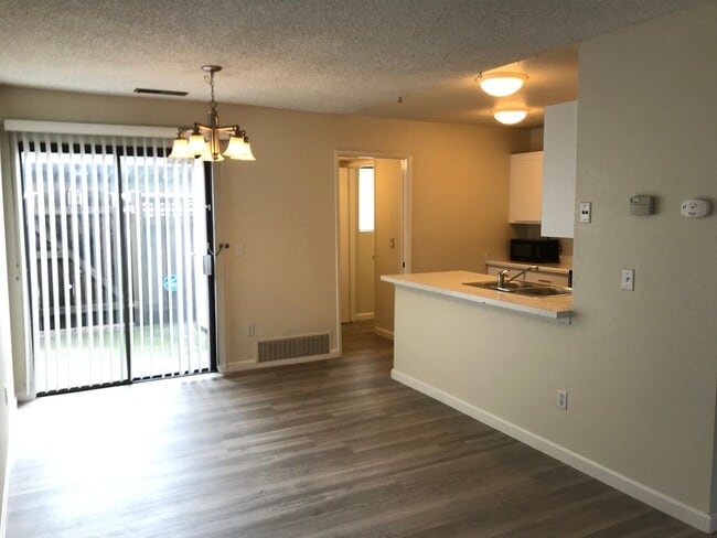 Building Photo - Charming and Conveniently Located Townhome...