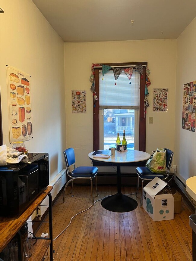 Interior Photo - 128-130