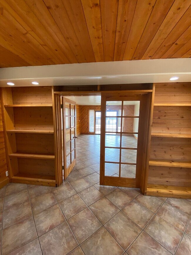 Building Photo - 6585 Del Playa Dr