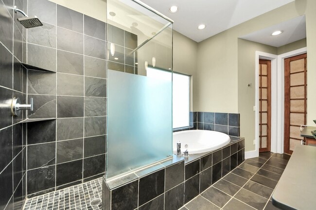 Building Photo - 1610 Calumet St