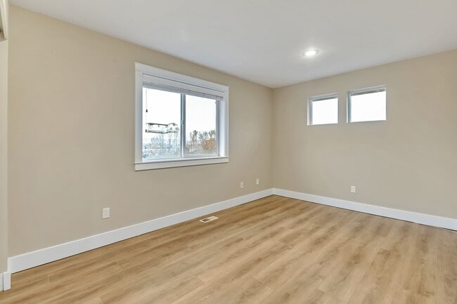 Building Photo - 729 Prospect Ave N