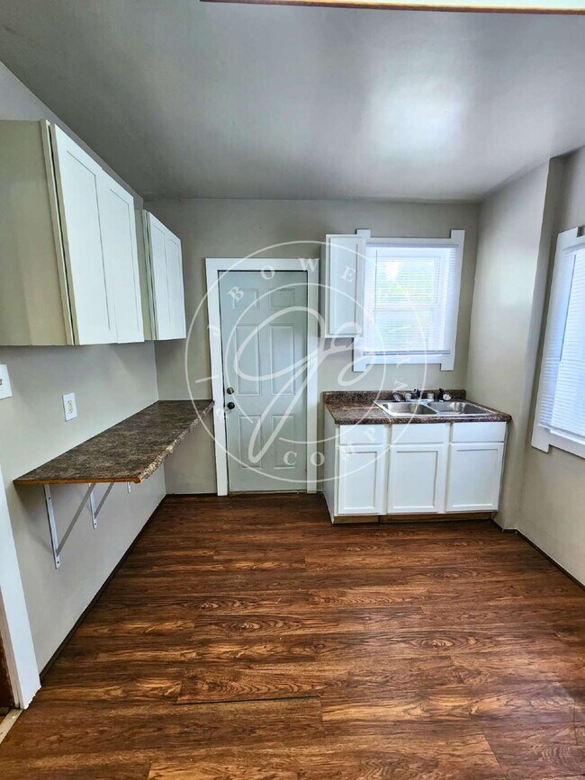 Building Photo - 3 bed 1 bath in West Toledo!- Many updates...
