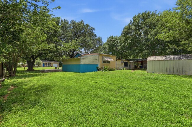 Building Photo - Great in Granbury