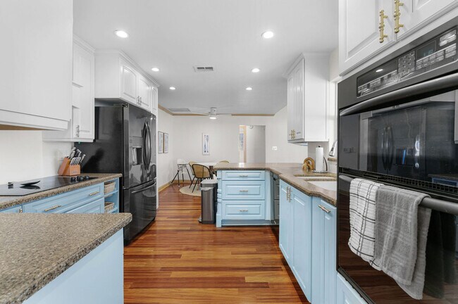 Building Photo - 9414 Laura Anne Dr