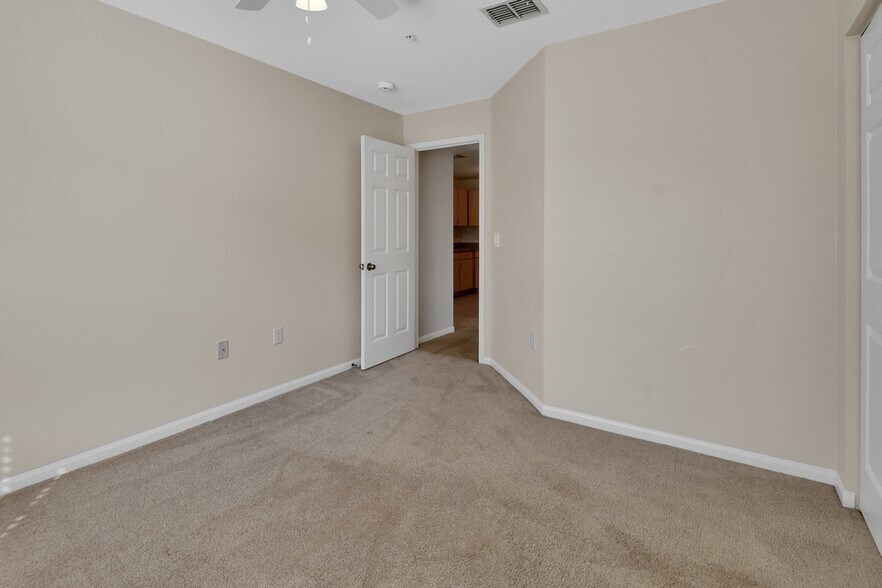 Building Photo - 940 Village Trl