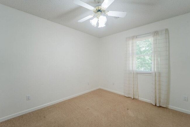 Building Photo - 4 bed, 3 bath, home with privet sunroom off master.