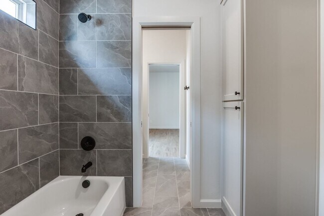 Building Photo - Urban living in Edmond