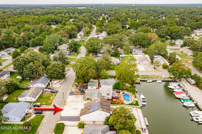 Building Photo - 410 Hemlock Dr