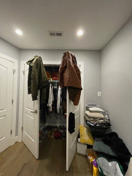 Building Photo - 1323 Dexter Terrace SE