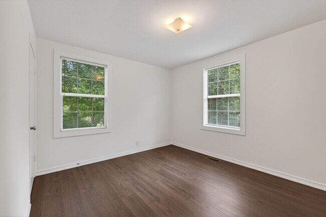 Building Photo - 101 Valley View Cir