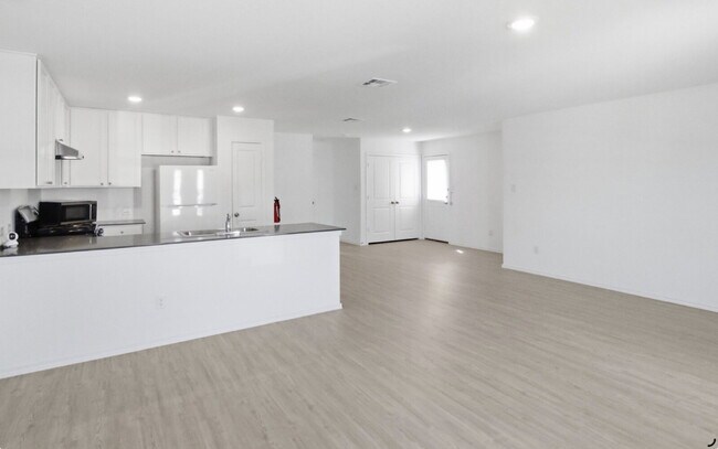 Building Photo - 8918 Solar Cv