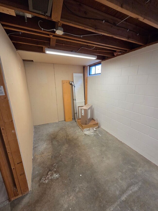 Building Photo - 3 bed 1.5 bath, 1 car garage, with fenced in backyard, newly remodeled!