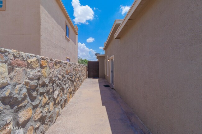 Building Photo - 12865 Little Misty Ln