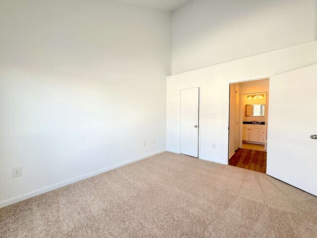 Building Photo - Stunning Top-Floor Penthouse Condo – Loaded with Luxury Upgrades!