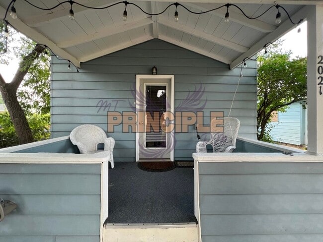 Building Photo - Charming Bungalow Downtown
