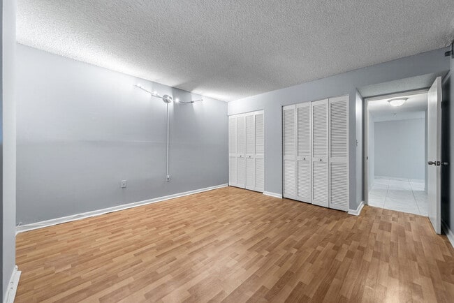 Building Photo - 210 174th St
