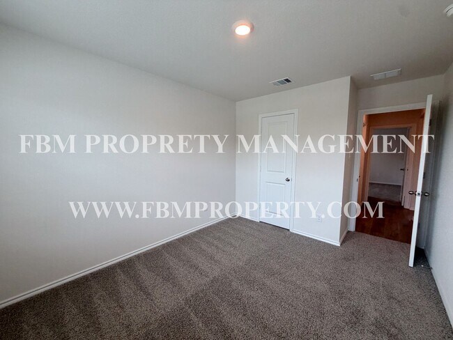 Building Photo - 329 Thoroughbred St