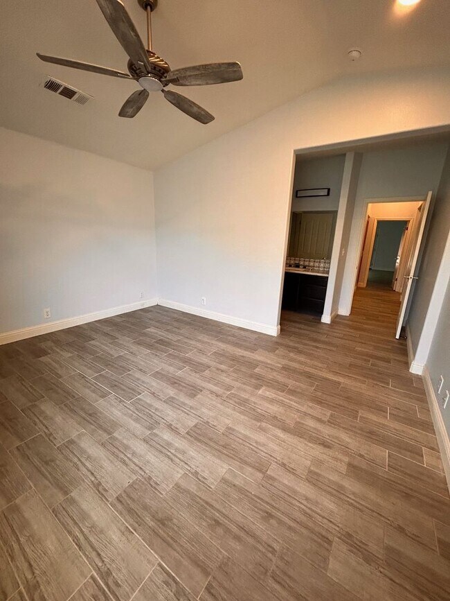 Building Photo - Beautiful Home for rent in Visalia!