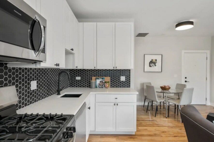 Building Photo - 659 W Wrightwood Ave