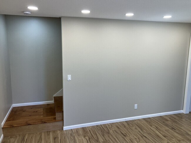 Building Photo - 187 Stoneway Dr NW