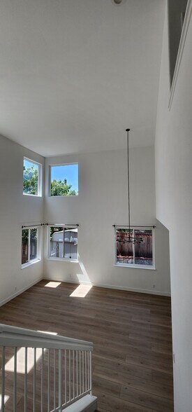 Building Photo - 2231 Aquatic Ct
